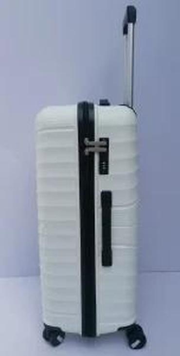 Putni koferi i torbe: === PART 1: TEXTUAL DESCRIPTION === Set od tri bela kofera sa tvrdim — 15