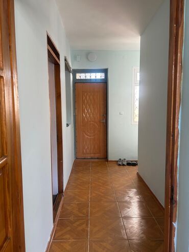 Uzunmüddətli kirayə mənzillər: Kirayə verilən mənzil – 3 otaq Plan və xüsusiyyətlər: - Geniş — 3