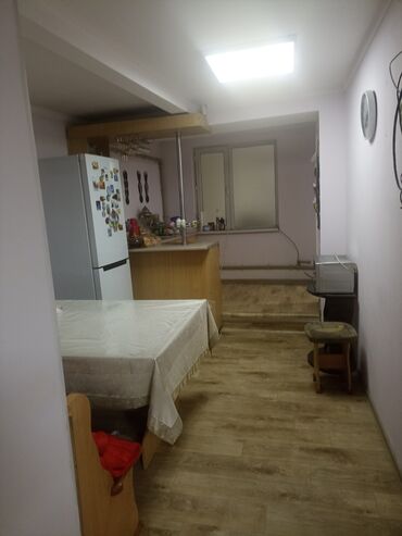 квартира в районе ошского рынка: 8 комнат, 170 м², Индивидуалка, Старый ремонт