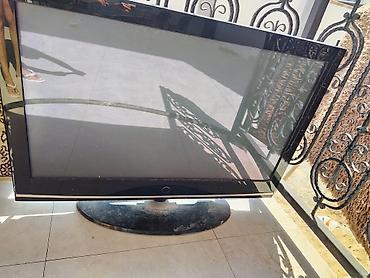 TV və video: LCD televizor, qara korpus və oval dayaqlı model. - Təxminən 40–46 — 3
