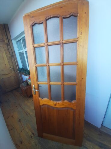 Furnitura və aksessuarlar: Şüşəli taxta otaq qapısı - Material: təbii ağac (laklı), klassik
