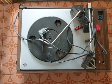 Stari uređaji: Vintage gramofoni – dve jedinice Opis 1: - Mehanički gramofon sa — 2