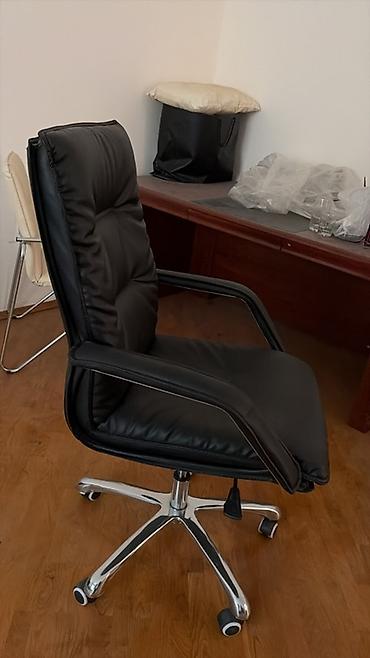 game kreslo: Ofis kreslosu – qara rəng, yumşaq yastıqlı oturacaq və bel dəstəyi - — 1