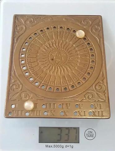 Ostali antikviteti: Antikni Veliki Večiti Mesingani Kalendar Bog Sunca Sedef dug. Vintage — 7