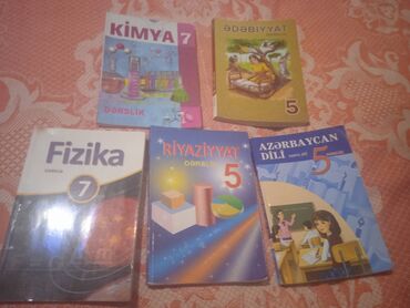 Kitablar, jurnallar, CD, DVD: Sekilde gorduyuvuz butun kitablar satilir fizika ve kimyanin ici