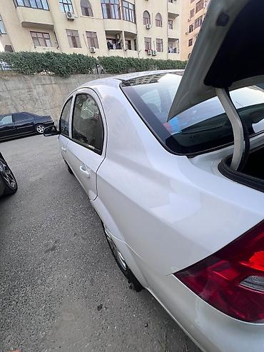 chevrolet cruze buferi: Chevrolet Aveo LS sedan, ağ rəngdə avtomobil. Şəkillərdən göründüyü — 7