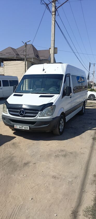 кофр на крышу автомобиля: Белый фургон Mercedes-Benz Sprinter с тонированными боковыми и задними