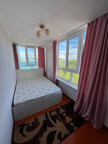 Отели и хостелы: Сдается апартамент на ИК (Чолпон-Ата) с видом на озеро. Недалеко от