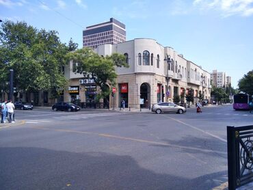 аренда 1 комнатных квартир в баку: 28 May metrosunun yaxınlıgında Əsas mərkəzi kücədə Ofis-Obyekt icarəyə