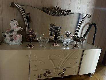 Klassik üslubda böyük güzgülü komod - Rəng: krem/bej, qızılı dekor lalafo.az -da Klassik üslubda böyük güzgülü komod - Rəng: krem/bej, qızılı dekor