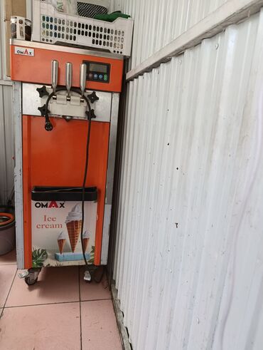 мини оборудование для производства макаронных изделий: Мороженица OMAX оранжевого цвета с двумя рычагами для выдачи и одним
