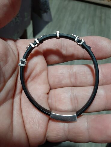 Narukvice: Srebrna narukvica 925 finoce sa gumenom podloskom ima dva slova i — 11