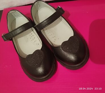 Детская обувь: Туфли для девочки б/у одевали пару раз в отличном состоянии за 2 пары