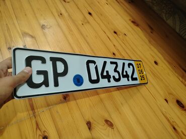 Tavalar: GP 04342 seriyalı, standart ölçülü nəqliyyat vasitəsinin nömrə nişanı