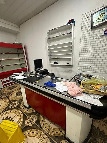 Digər biznes avadanlığı: Kasaa masasi 550 azn Unvan Razin(Gülü) — 1