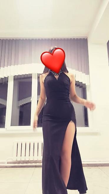 Элегантное черное вечернее платье в пол - Фасон: приталенный силуэт с