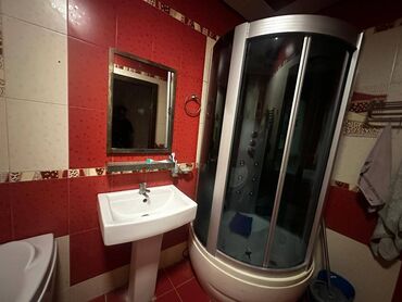 Uzunmüddətli kirayə mənzillər: 3 mkr dairəsində,14 mərtəbəli binanın 9-cu mərtəbəsində, 3 otaqlı — 5