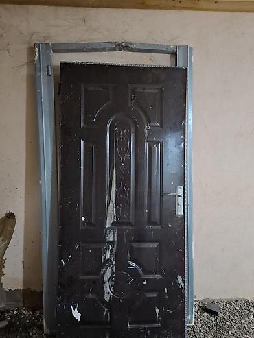 Giriş qapıları: Metal giriş qapıları – 1 ədəd - Material: polad/metal lövhələr, dəmir — 1