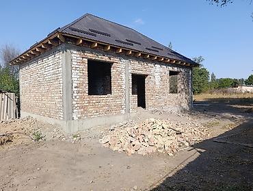 Продаётся коробка одноэтажного кирпичного дома с мансардным at lalafo.kg Продаётся коробка одноэтажного кирпичного дома с мансардным