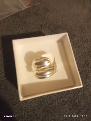 Prstenje: Srebrne minđuše sa kukicom i privjeskom u obliku suze. Centralni deo na lalafo.rs — 28 Prstenje: Srebrne minđuše sa kukicom i privjeskom u obliku suze. Centralni deo — 28