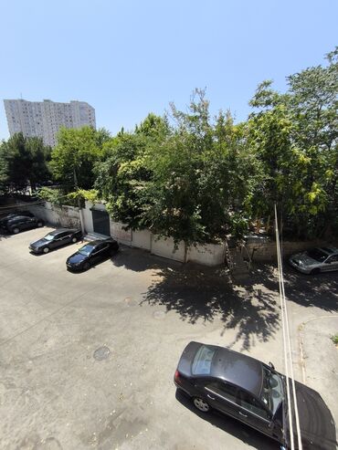 Uzunmüddətli kirayə mənzillər: Tbilisi prospekti yol kənarında Xruşov layihəli binanın 3 mərtəbəsi 2 — 20