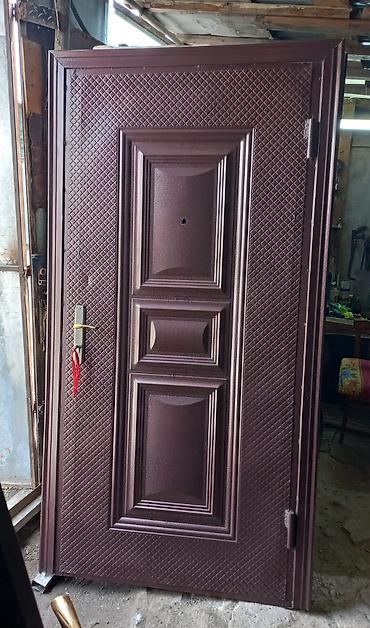 Metall giriş qapısı – tünd qəhvəyi rəngdə, dekorativ panellər və lalafo.az -da Metall giriş qapısı – tünd qəhvəyi rəngdə, dekorativ panellər və