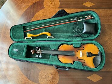 скрипка: Kiçik ölçülü 2/4 ( 52 sm) skripka satılır. Hər iki növ çənə altlığı