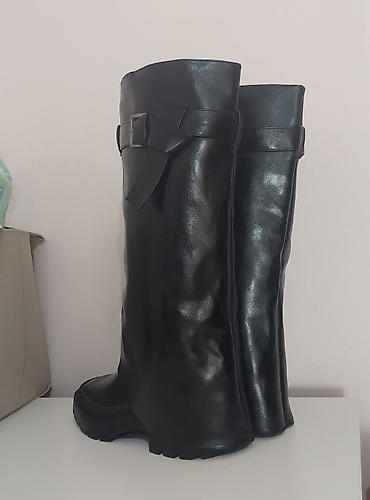planeta sport ugg cizme: Zara Crne kožne ženske čizme do kolena, sa masivnim đonom i kaišem s — 4