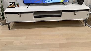 TV altlığı: TV altlığı / media konsol + masa - Minimalist dizaynlı geniş TV — 1