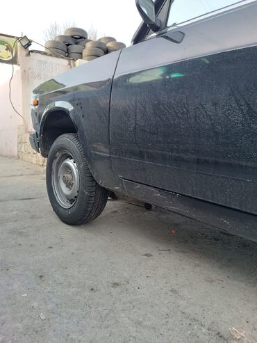 VAZ (LADA): Lada 2107, qara rəng. Klassik kuzov dizaynı, xrom ön barmaqlıq və düz — 3