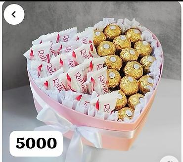 poklon za kuma: Elegantna poklon-kutija u obliku srca, u nežno roze boji, ukrašena — 1