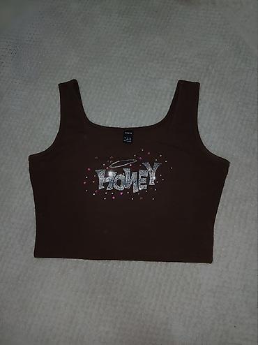 punije devojke: Ženski crop top bez rukava, brenda SHEIN, u tamno braon boji. Model — 1