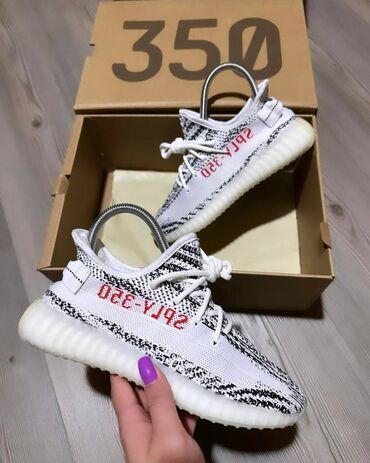 Patike: Adidas Yeezy Boost 350 patike A klasa

Novo.
Brojevi 36 do 46 — 13