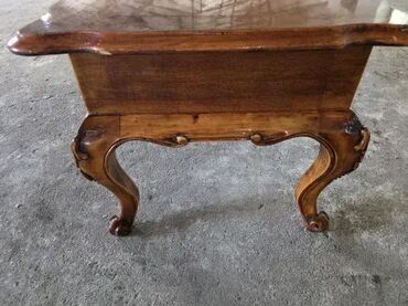 Stilski klub stolovi: Prelep stocic u odlicnom stanju. Duzina 130 cm Sirina 60 cm Visina 52 — 15