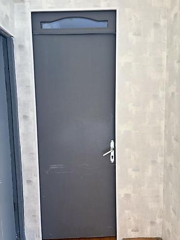 kapi: Razilaşma ilə Daxili otaq qapısı – boz rəngli, sadə dizayn. - — 1