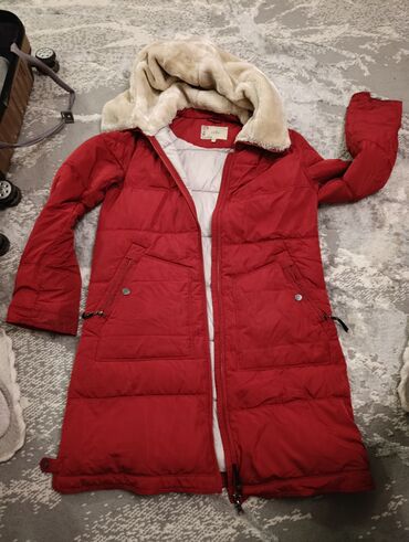 Пуховики и зимние куртки: Продается верхняя одежда бу в отличном состоянии по сом, при покупке — 1