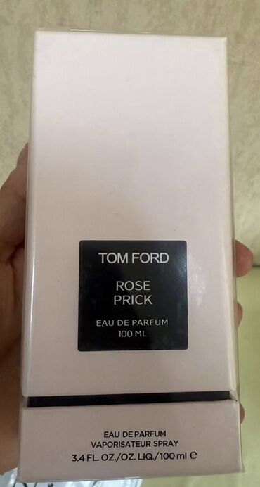 Tom Ford markasının "Rose Prick" ətir suyu. Bu ətir 100 ml həcmindədir
