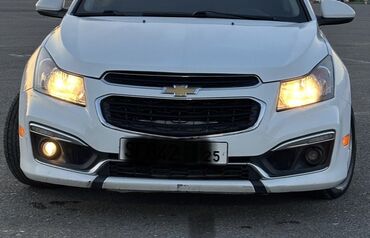 Chevrolet: Ağ rəngdə Chevrolet Cruze avtomobili. Avtomobilin ön hissəsində firma
