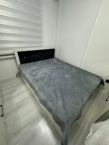мягкое изголовье кровати: Кровать с мягким изголовьем и каркасом, выполненным из светлого