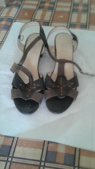 обувь деми: Женские сандалии. 41 размер бренд susu. средний каблук коричневый цвет