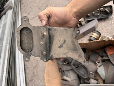 Другие автозапчасти: Набор различных автозапчастей, включая ремни безопасности, панель — 6