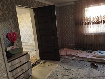 Продажа коттеджей и домов: Продаётся жилой дом с большим двором и хозяйственным двором. Нижний — 18