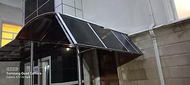 Metal karkaslı, polikarbonat örtüklü giriş üçün səviyyəli talvar. - — 1