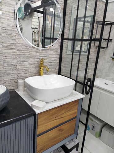 hamam qaplari: Ağ rəngdə, dördbucaq formalı, dərin keramika lavabo. Qızılı rəngdə su