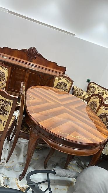 parta stol: Klassik üslubda yemək masası dəsti təqdim olunur. Dəstə oval formalı — 3