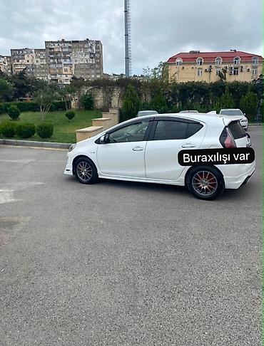 sprinter satisi: Toyota Aqua Hybrid – ağ rəngli, şəhər üçün ideal kompakt hetçbek — 3