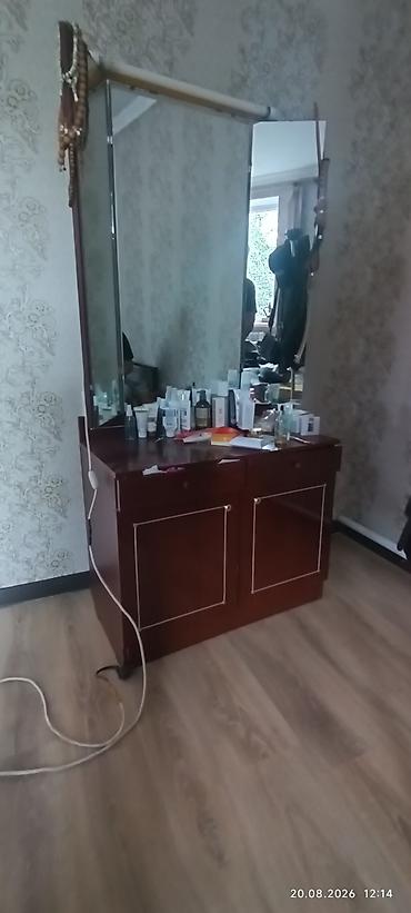 насанальные столы: Спальный гарнитур классического стиля из темного дерева (глянцевый — 2