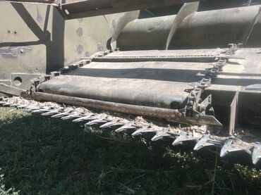 Зерновые жатки: Продается силосный Камбайын собой имеется две жатки .один силосный — 8