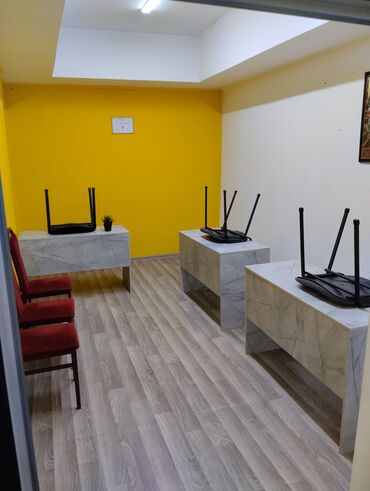 Офисы: Сдается офис в центре 15 кв.м. 📌 С мебелью (3 стола и пуфик) 📌 Свет