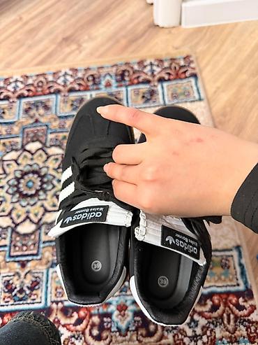 adidas kişi: 35manata alınıb geyinilmeyib, 39razmerdi hem qadın hem kisiler ucun — 1